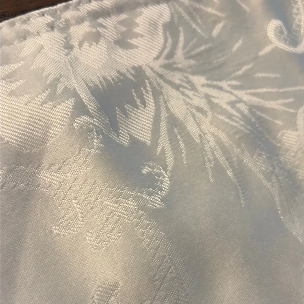 Elegant Cream Table Runner NWOT